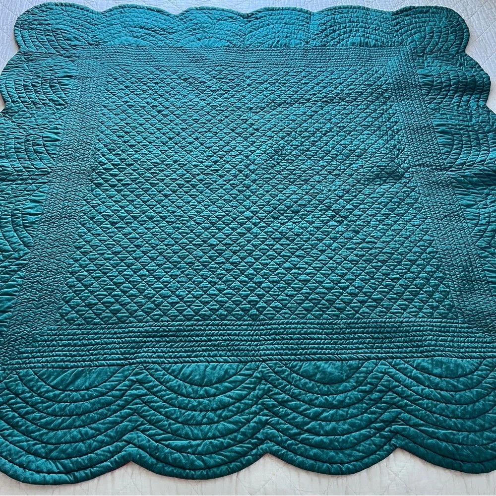 Reversible Scalloped Quilt – 52” x 52” – Emerald Green & Red
